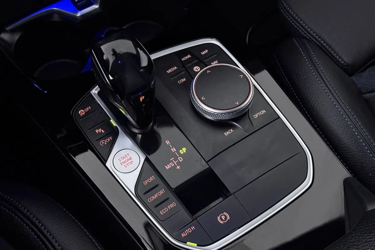 118i Executive Edition (CAMERA, SFEERVERLICHTING, NAVIGATIE CARPLAY, DIGITALE COCKPIT)