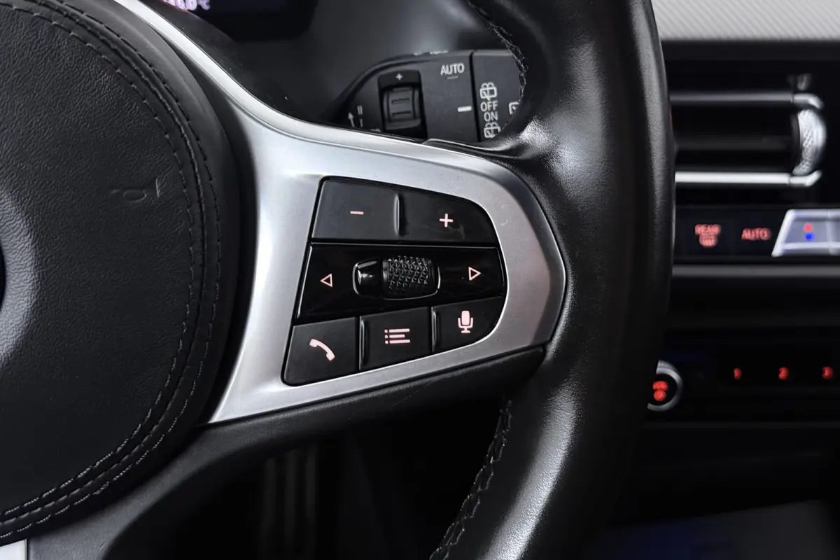 118i Executive Edition (CAMERA, SFEERVERLICHTING, NAVIGATIE CARPLAY, DIGITALE COCKPIT)