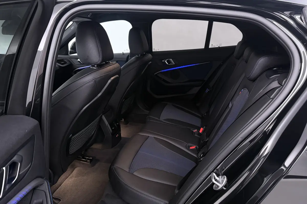 118i Executive Edition (CAMERA, SFEERVERLICHTING, NAVIGATIE CARPLAY, DIGITALE COCKPIT)