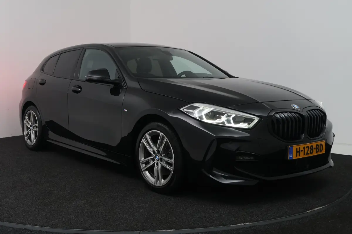 118i Executive Edition (CAMERA, SFEERVERLICHTING, NAVIGATIE CARPLAY, DIGITALE COCKPIT)