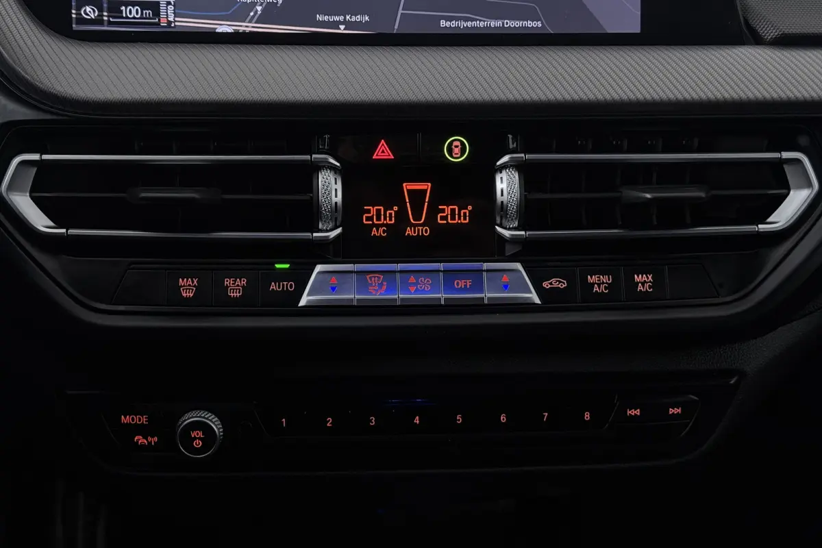 118i Executive Edition (CAMERA, SFEERVERLICHTING, NAVIGATIE CARPLAY, DIGITALE COCKPIT)