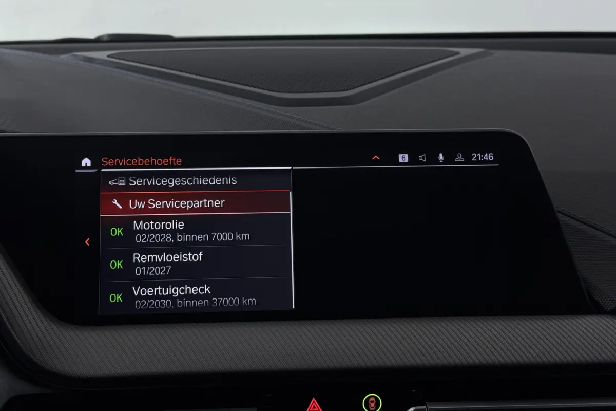 118i Executive Edition (CAMERA, SFEERVERLICHTING, NAVIGATIE CARPLAY, DIGITALE COCKPIT)