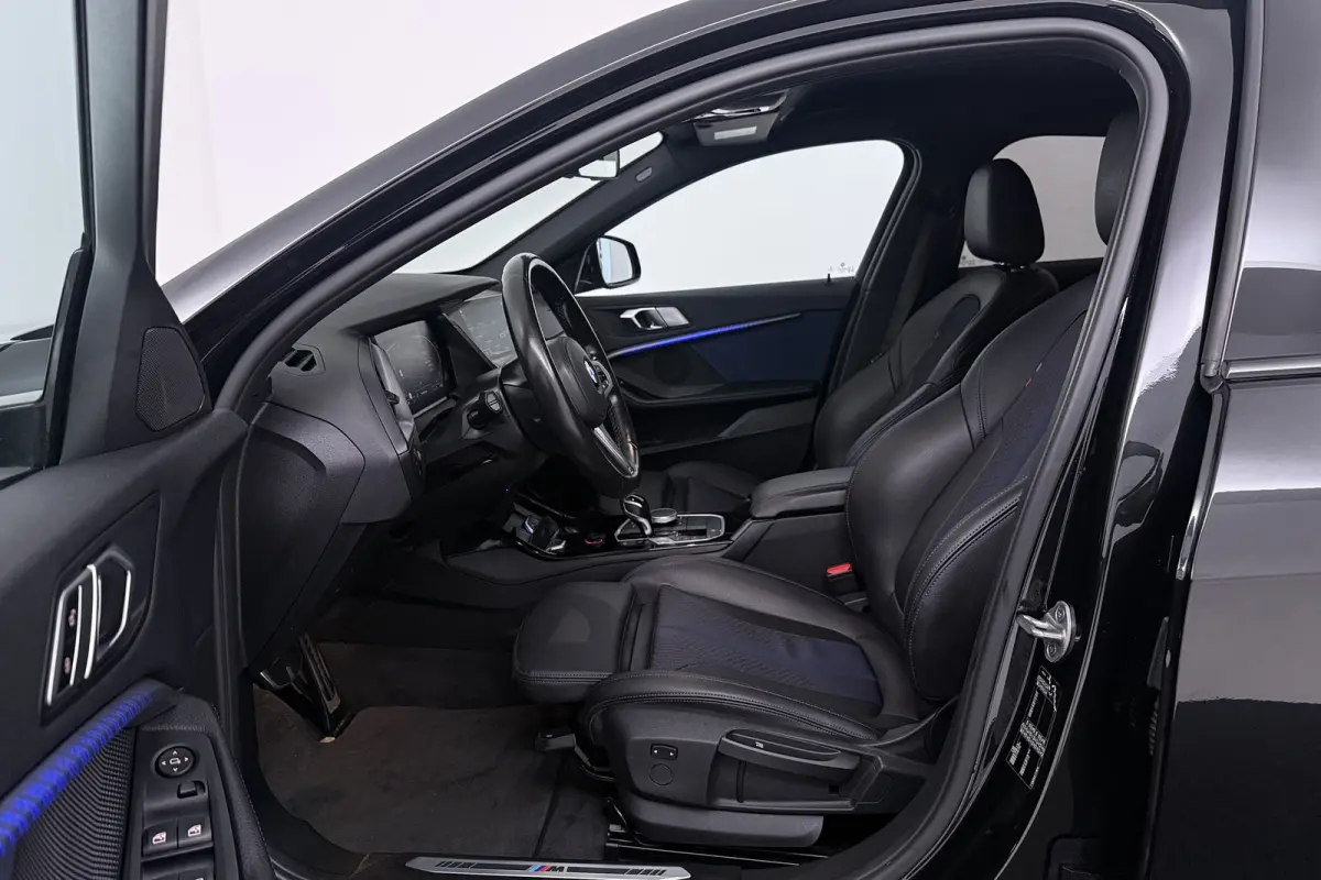 118i Executive Edition (CAMERA, SFEERVERLICHTING, NAVIGATIE CARPLAY, DIGITALE COCKPIT)