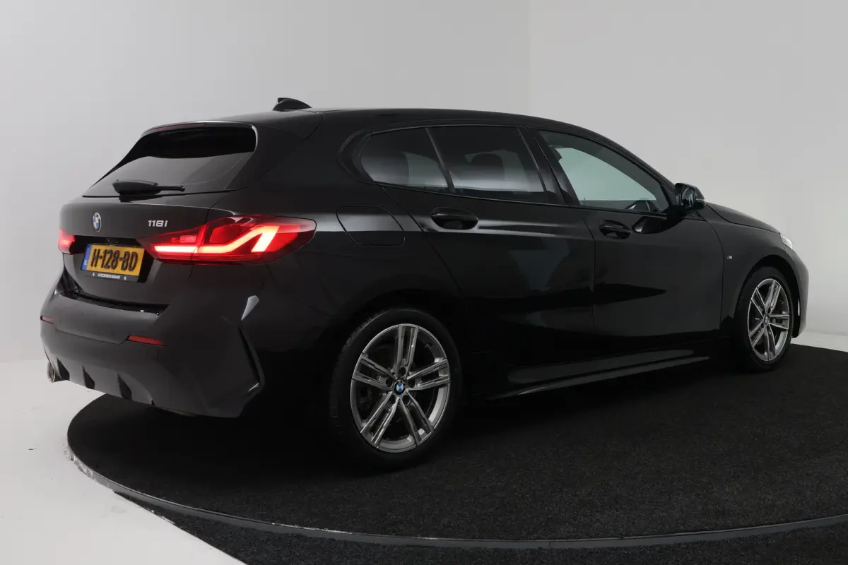 118i Executive Edition (CAMERA, SFEERVERLICHTING, NAVIGATIE CARPLAY, DIGITALE COCKPIT)