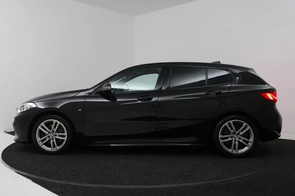 118i Executive Edition (CAMERA, SFEERVERLICHTING, NAVIGATIE CARPLAY, DIGITALE COCKPIT)