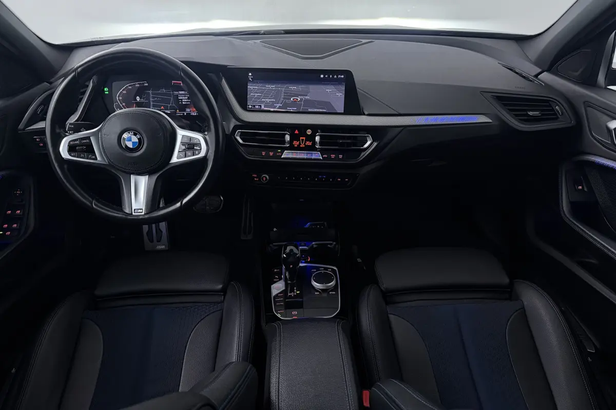 118i Executive Edition (CAMERA, SFEERVERLICHTING, NAVIGATIE CARPLAY, DIGITALE COCKPIT)