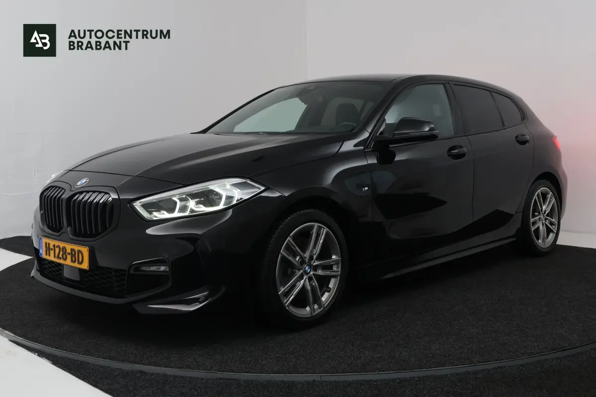 118i Executive Edition (CAMERA, SFEERVERLICHTING, NAVIGATIE CARPLAY, DIGITALE COCKPIT)