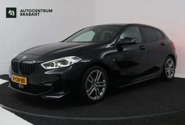 118i Executive Edition (CAMERA, SFEERVERLICHTING, NAVIGATIE CARPLAY, DIGITALE COCKPIT)
