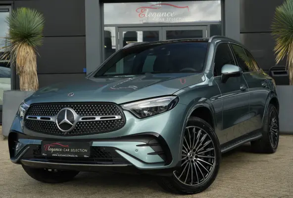 4MATIC AMG Line | 313 PK | AMG Line | Panoramadak | 360° Camera | Burmester | Mercedes-Benz GLC 300e 4MATIC AMG Line met 313 PK, een 2.0-liter viercilinder turbobenzinemotor met plug-in hyb