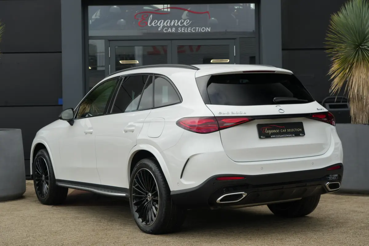 4MATIC AMG Line | 313 PK | AMG Line | Panoramadak | 360° Camera | Burmester | Mercedes-Benz GLC 300e 4MATIC AMG Line met 313 PK, een 2.0-liter viercilinder turbobenzinemotor met plug-in hyb