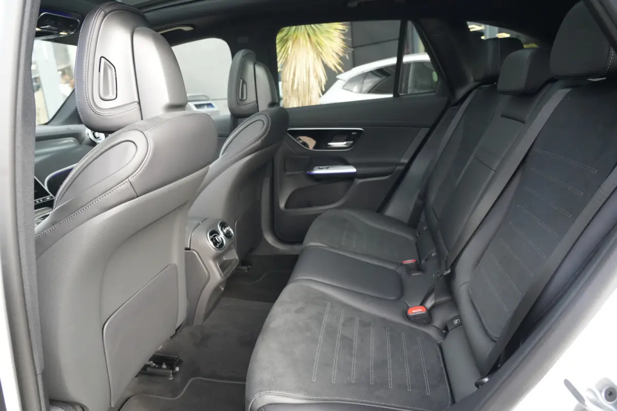 4MATIC AMG Line | 313 PK | AMG Line | Panoramadak | 360° Camera | Burmester | Mercedes-Benz GLC 300e 4MATIC AMG Line met 313 PK, een 2.0-liter viercilinder turbobenzinemotor met plug-in hyb