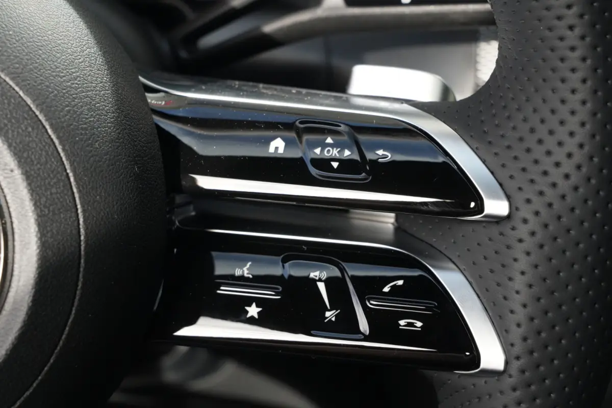 4MATIC AMG Line | 313 PK | AMG Line | Panoramadak | 360° Camera | Burmester | Mercedes-Benz GLC 300e 4MATIC AMG Line met 313 PK, een 2.0-liter viercilinder turbobenzinemotor met plug-in hyb