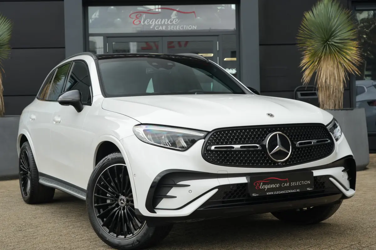 4MATIC AMG Line | 313 PK | AMG Line | Panoramadak | 360° Camera | Burmester | Mercedes-Benz GLC 300e 4MATIC AMG Line met 313 PK, een 2.0-liter viercilinder turbobenzinemotor met plug-in hyb