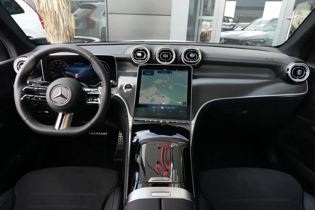 4MATIC AMG Line | 313 PK | AMG Line | Panoramadak | 360° Camera | Burmester | Mercedes-Benz GLC 300e 4MATIC AMG Line met 313 PK, een 2.0-liter viercilinder turbobenzinemotor met plug-in hyb