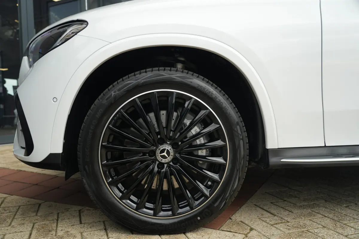 4MATIC AMG Line | 313 PK | AMG Line | Panoramadak | 360° Camera | Burmester | Mercedes-Benz GLC 300e 4MATIC AMG Line met 313 PK, een 2.0-liter viercilinder turbobenzinemotor met plug-in hyb