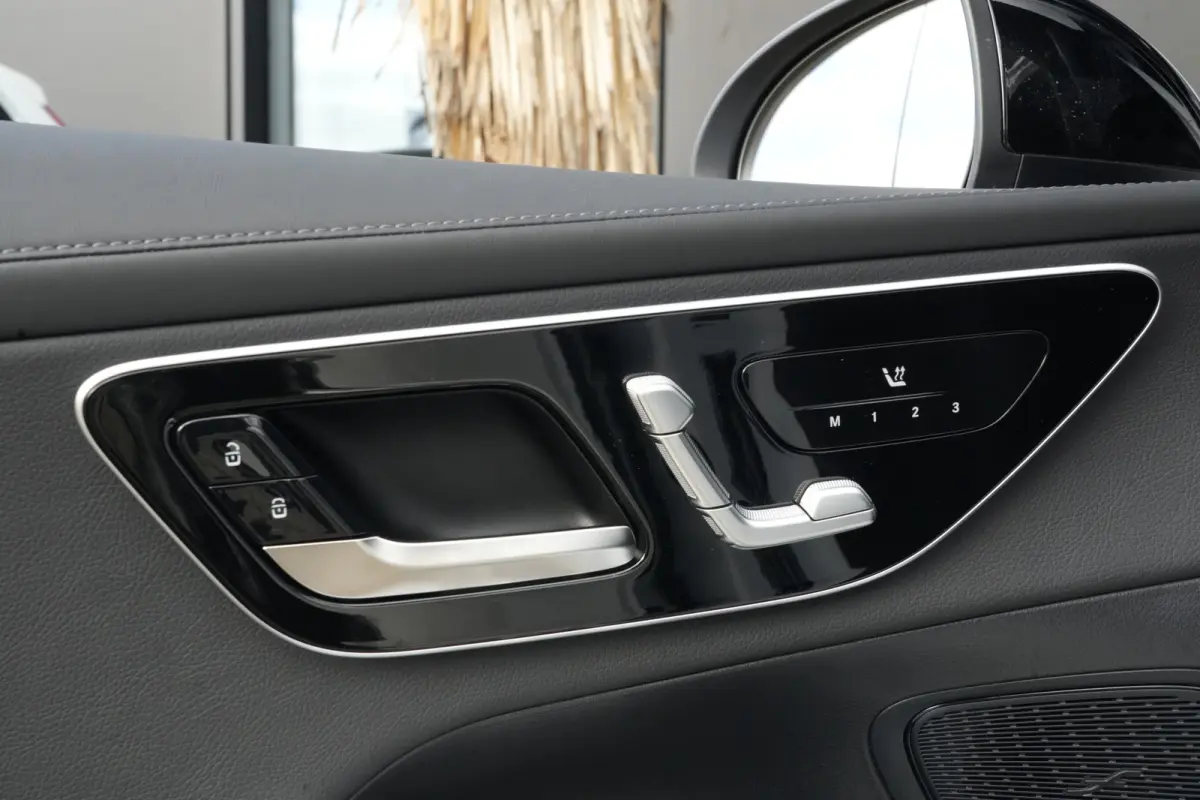 4MATIC AMG Line | 313 PK | AMG Line | Panoramadak | 360° Camera | Burmester | Mercedes-Benz GLC 300e 4MATIC AMG Line met 313 PK, een 2.0-liter viercilinder turbobenzinemotor met plug-in hyb