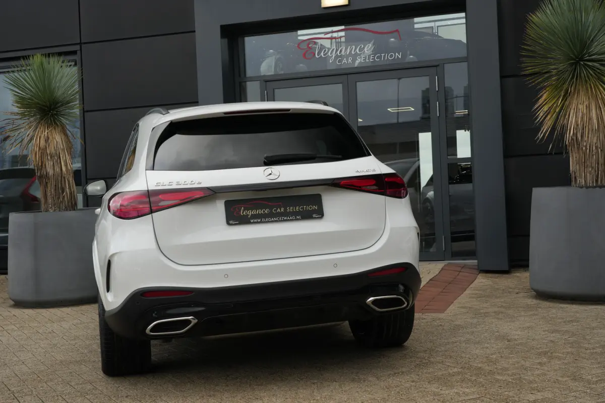 4MATIC AMG Line | 313 PK | AMG Line | Panoramadak | 360° Camera | Burmester | Mercedes-Benz GLC 300e 4MATIC AMG Line met 313 PK, een 2.0-liter viercilinder turbobenzinemotor met plug-in hyb