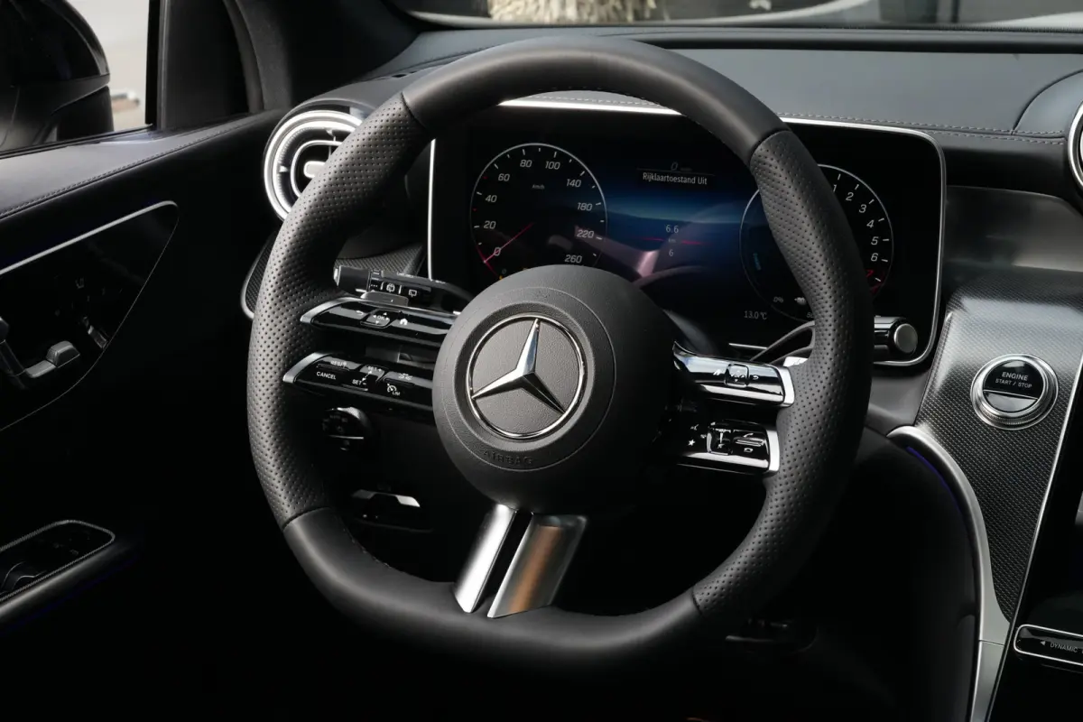 4MATIC AMG Line | 313 PK | AMG Line | Panoramadak | 360° Camera | Burmester | Mercedes-Benz GLC 300e 4MATIC AMG Line met 313 PK, een 2.0-liter viercilinder turbobenzinemotor met plug-in hyb