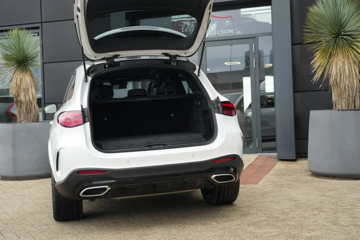 4MATIC AMG Line | 313 PK | AMG Line | Panoramadak | 360° Camera | Burmester | Mercedes-Benz GLC 300e 4MATIC AMG Line met 313 PK, een 2.0-liter viercilinder turbobenzinemotor met plug-in hyb