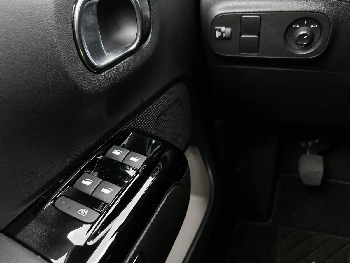 1.2 82pk Shine | Navigatie | Climate Control | Cruise Control | Camera | 17"LMV | LED | IsoFix | DAB+ | Getint Glas | Apple Carplay/Android Auto |