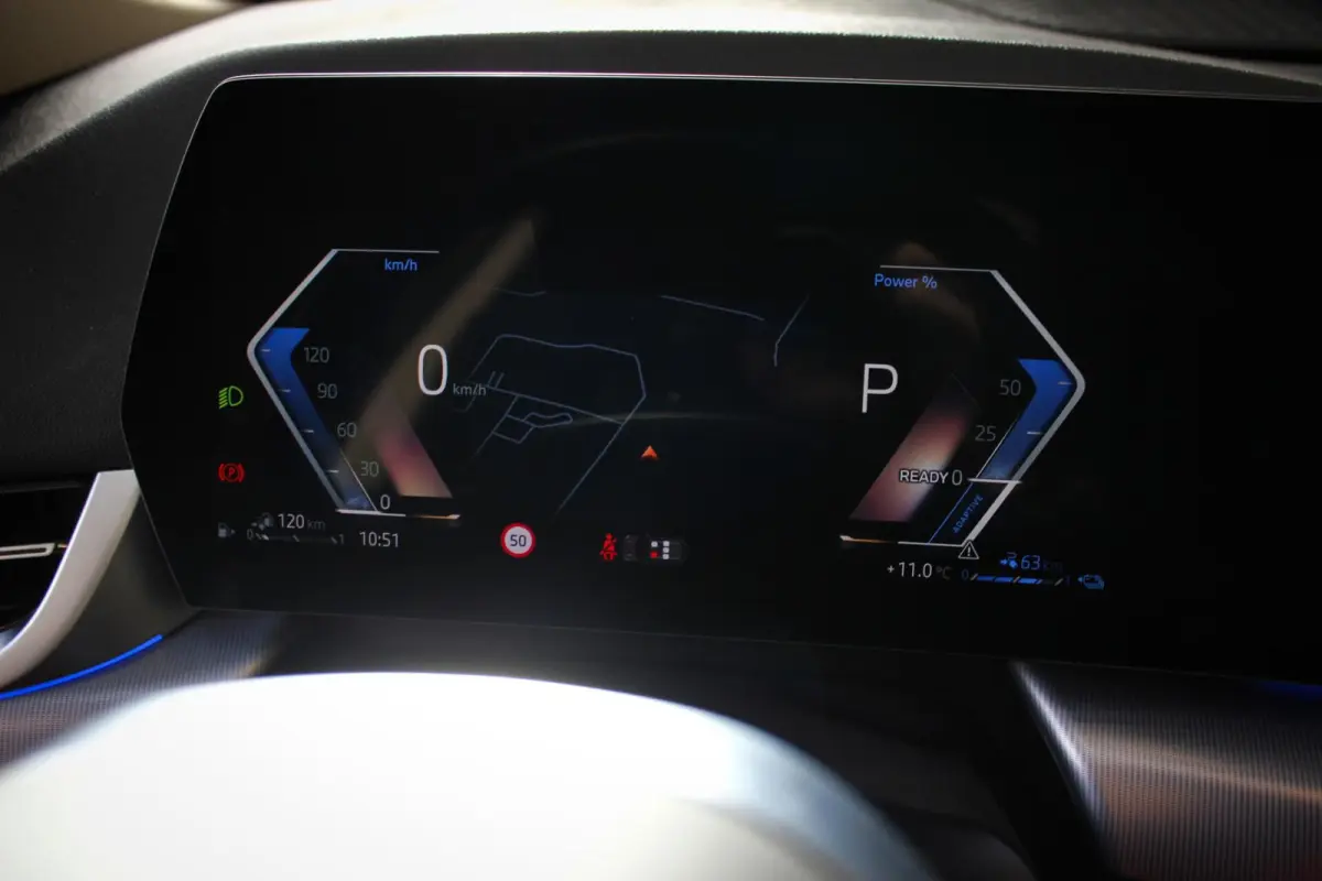 230e xDrive // 100% SoH | 1e eigenaar, dealer onderh. | Camera | Sfeerverlichting | Navi. | CarPlay & Android Auto | Bijzonder nette staat