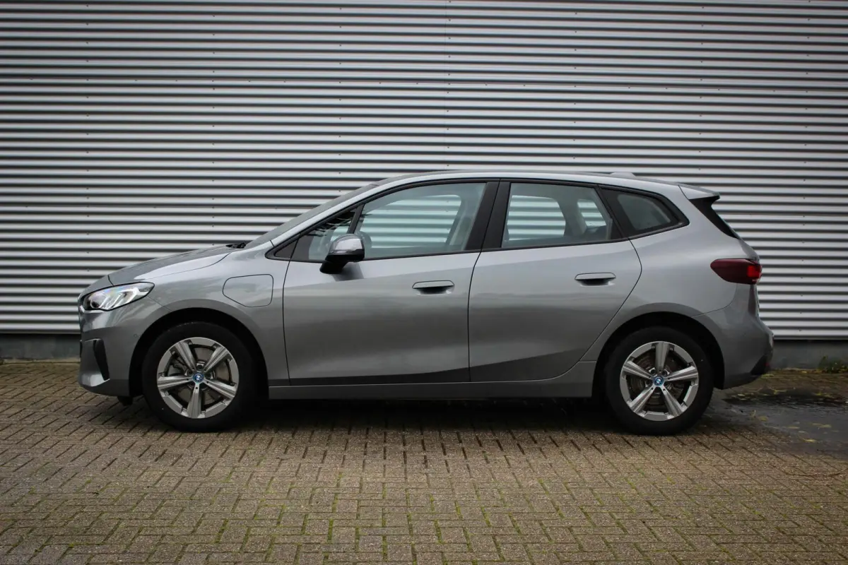 230e xDrive // 100% SoH | 1e eigenaar, dealer onderh. | Camera | Sfeerverlichting | Navi. | CarPlay & Android Auto | Bijzonder nette staat