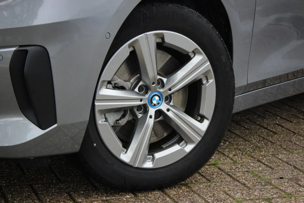 230e xDrive // 100% SoH | 1e eigenaar, dealer onderh. | Camera | Sfeerverlichting | Navi. | CarPlay & Android Auto | Bijzonder nette staat