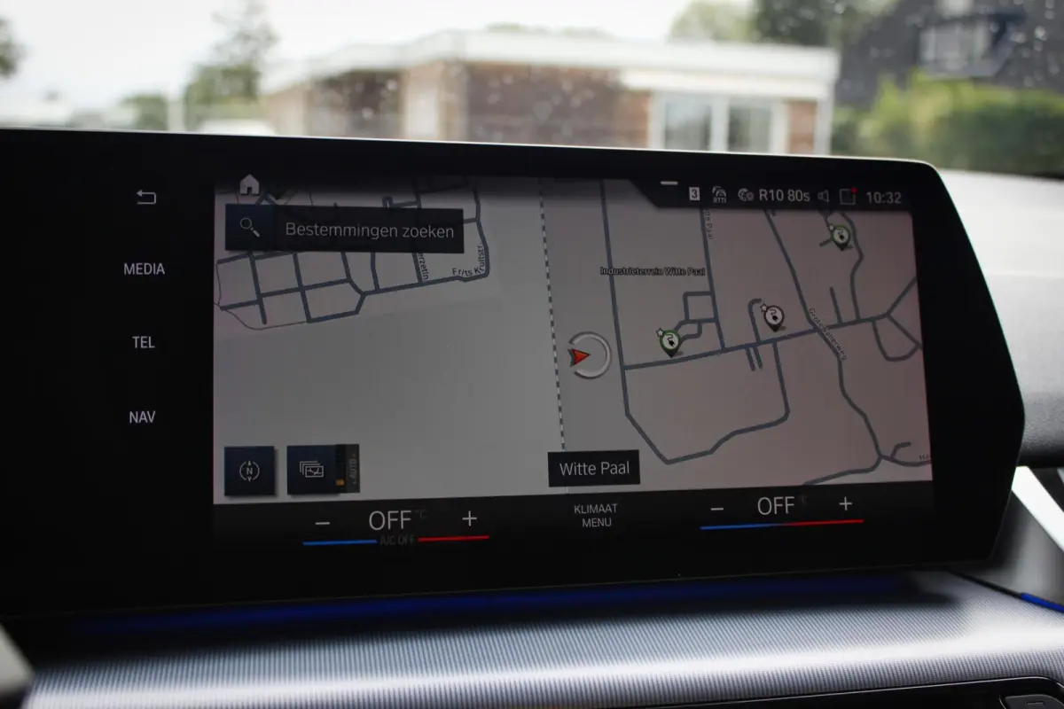 230e xDrive // 100% SoH | 1e eigenaar, dealer onderh. | Camera | Sfeerverlichting | Navi. | CarPlay & Android Auto | Bijzonder nette staat