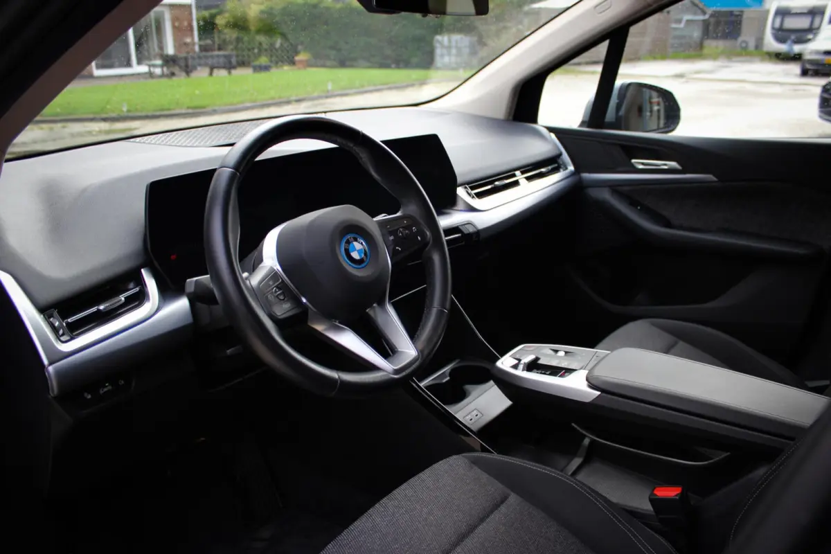 230e xDrive // 100% SoH | 1e eigenaar, dealer onderh. | Camera | Sfeerverlichting | Navi. | CarPlay & Android Auto | Bijzonder nette staat