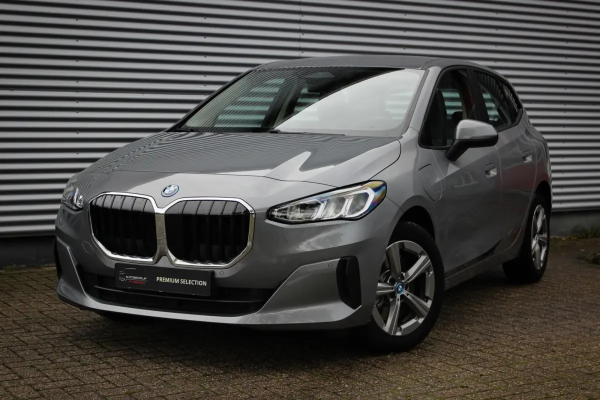 230e xDrive // 100% SoH | 1e eigenaar, dealer onderh. | Camera | Sfeerverlichting | Navi. | CarPlay & Android Auto | Bijzonder nette staat