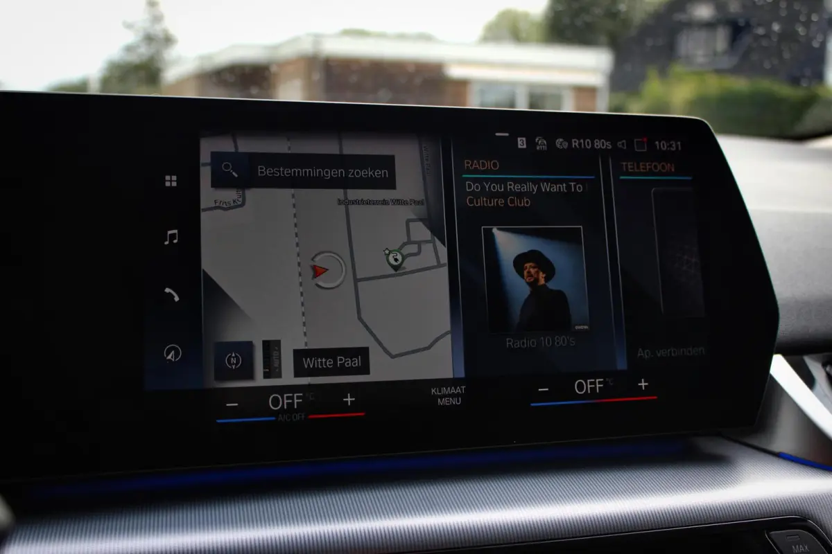 230e xDrive // 100% SoH | 1e eigenaar, dealer onderh. | Camera | Sfeerverlichting | Navi. | CarPlay & Android Auto | Bijzonder nette staat
