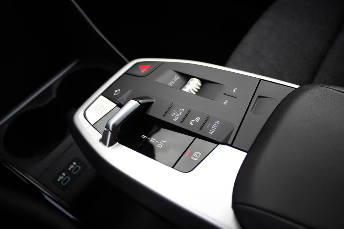 230e xDrive // 100% SoH | 1e eigenaar, dealer onderh. | Camera | Sfeerverlichting | Navi. | CarPlay & Android Auto | Bijzonder nette staat