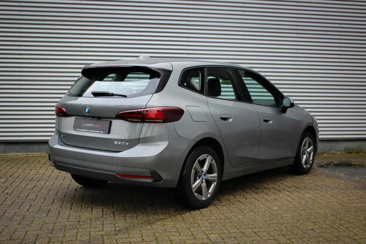 230e xDrive // 100% SoH | 1e eigenaar, dealer onderh. | Camera | Sfeerverlichting | Navi. | CarPlay & Android Auto | Bijzonder nette staat