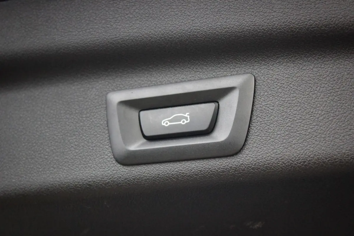 230e xDrive // 100% SoH | 1e eigenaar, dealer onderh. | Camera | Sfeerverlichting | Navi. | CarPlay & Android Auto | Bijzonder nette staat