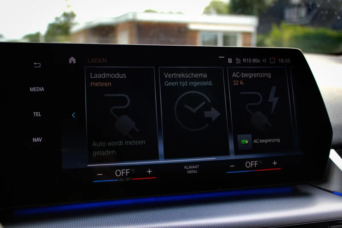 230e xDrive // 100% SoH | 1e eigenaar, dealer onderh. | Camera | Sfeerverlichting | Navi. | CarPlay & Android Auto | Bijzonder nette staat