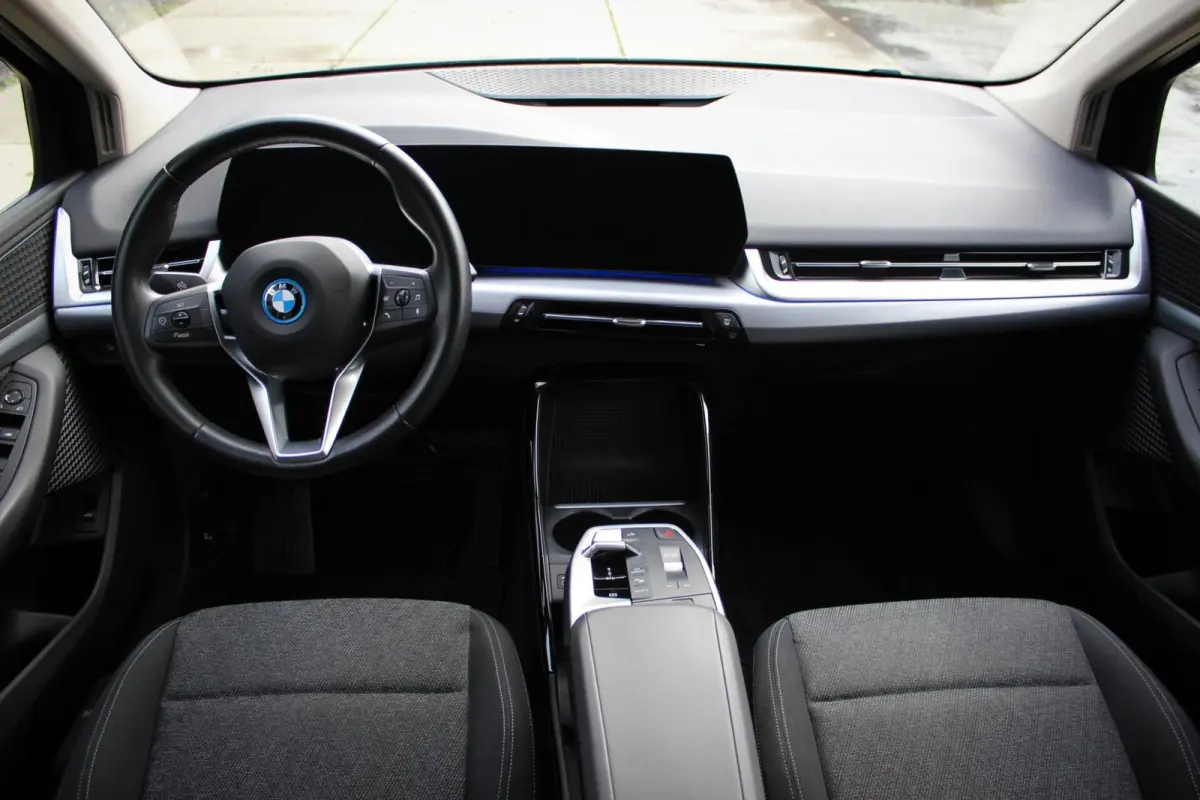 230e xDrive // 100% SoH | 1e eigenaar, dealer onderh. | Camera | Sfeerverlichting | Navi. | CarPlay & Android Auto | Bijzonder nette staat