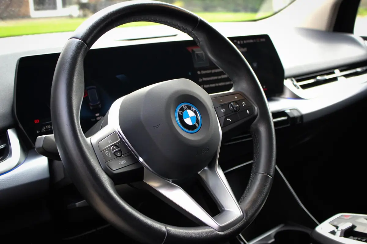 230e xDrive // 100% SoH | 1e eigenaar, dealer onderh. | Camera | Sfeerverlichting | Navi. | CarPlay & Android Auto | Bijzonder nette staat