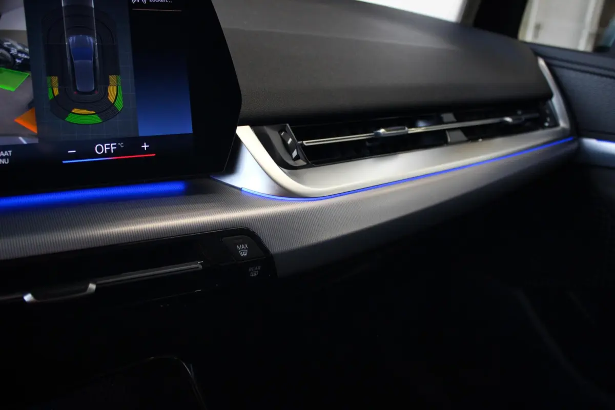 230e xDrive // 100% SoH | 1e eigenaar, dealer onderh. | Camera | Sfeerverlichting | Navi. | CarPlay & Android Auto | Bijzonder nette staat