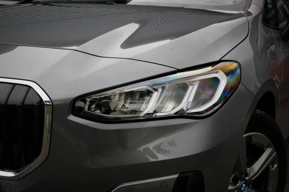230e xDrive // 100% SoH | 1e eigenaar, dealer onderh. | Camera | Sfeerverlichting | Navi. | CarPlay & Android Auto | Bijzonder nette staat