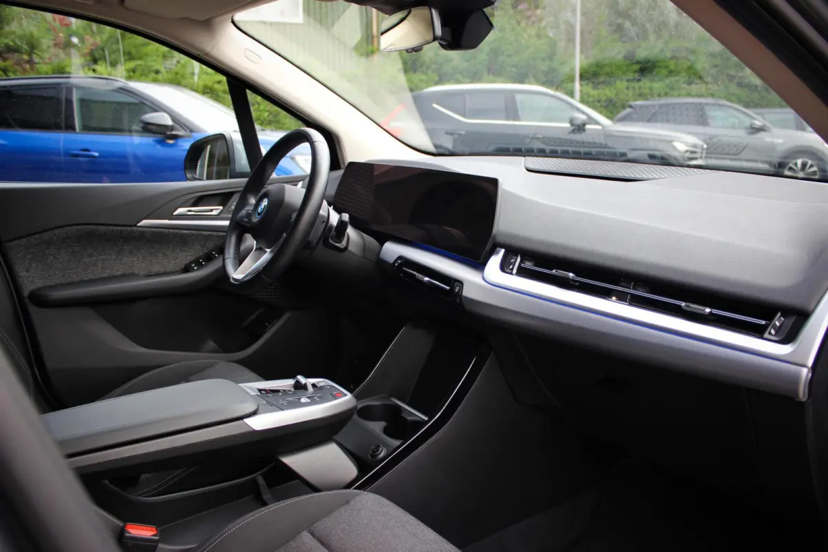 230e xDrive // 100% SoH | 1e eigenaar, dealer onderh. | Camera | Sfeerverlichting | Navi. | CarPlay & Android Auto | Bijzonder nette staat