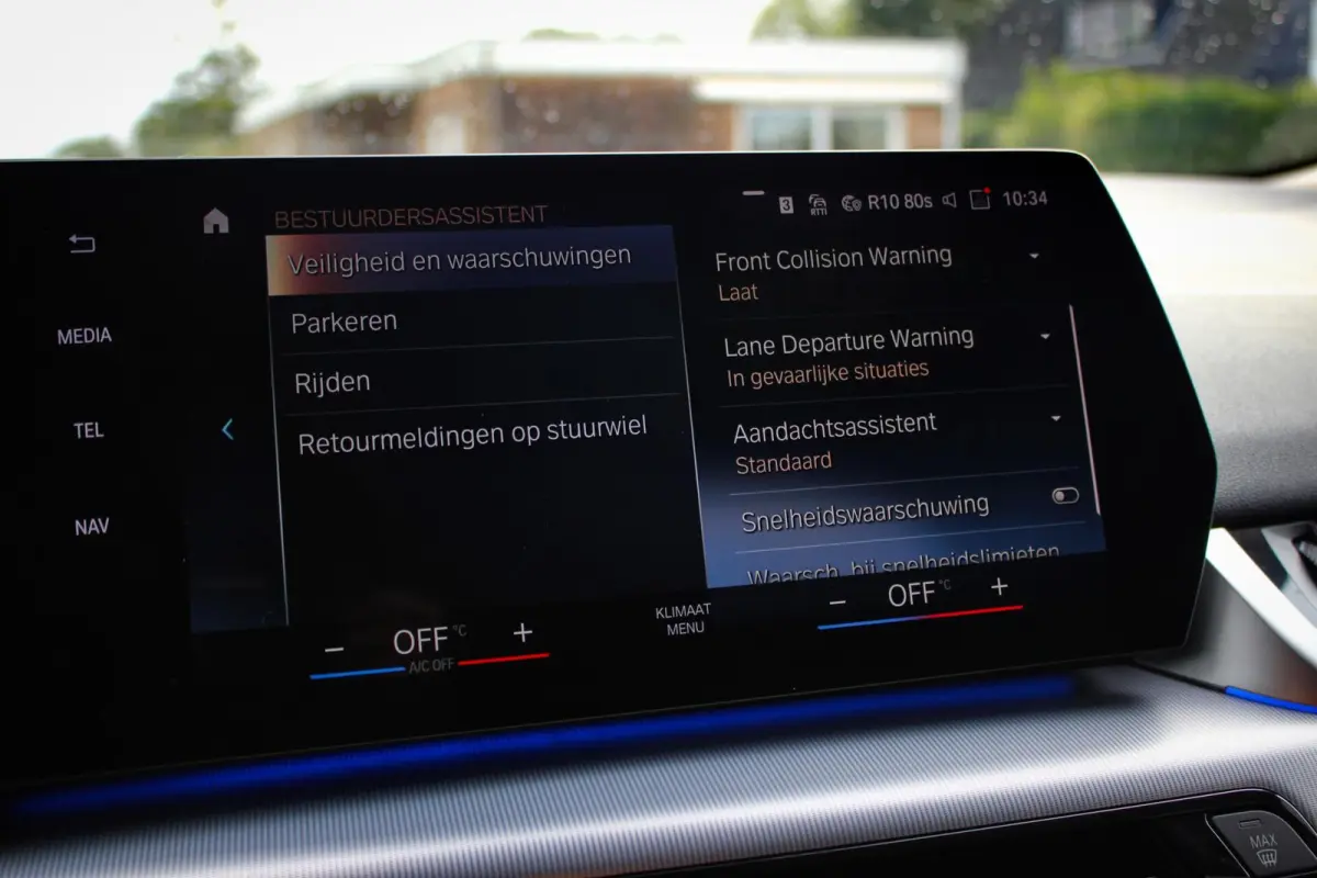 230e xDrive // 100% SoH | 1e eigenaar, dealer onderh. | Camera | Sfeerverlichting | Navi. | CarPlay & Android Auto | Bijzonder nette staat