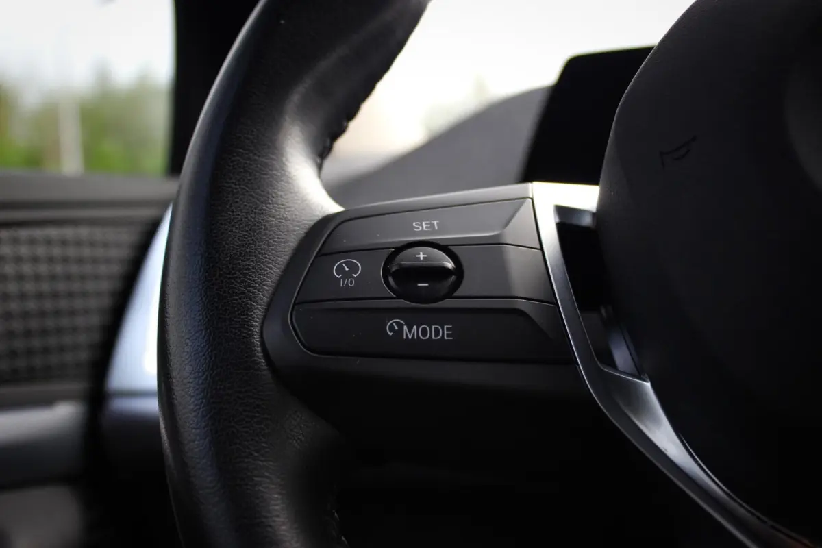 230e xDrive // 100% SoH | 1e eigenaar, dealer onderh. | Camera | Sfeerverlichting | Navi. | CarPlay & Android Auto | Bijzonder nette staat