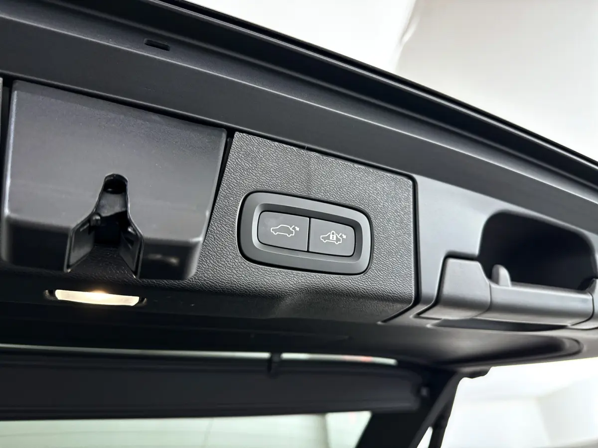 T6 Plug-in hybrid AWD Ultra Dark | Panoramadak | 360° camera | Head-up display | Luchtvering | Harman Kardon | Stoel- en stuurverwarming | Trekhaak
