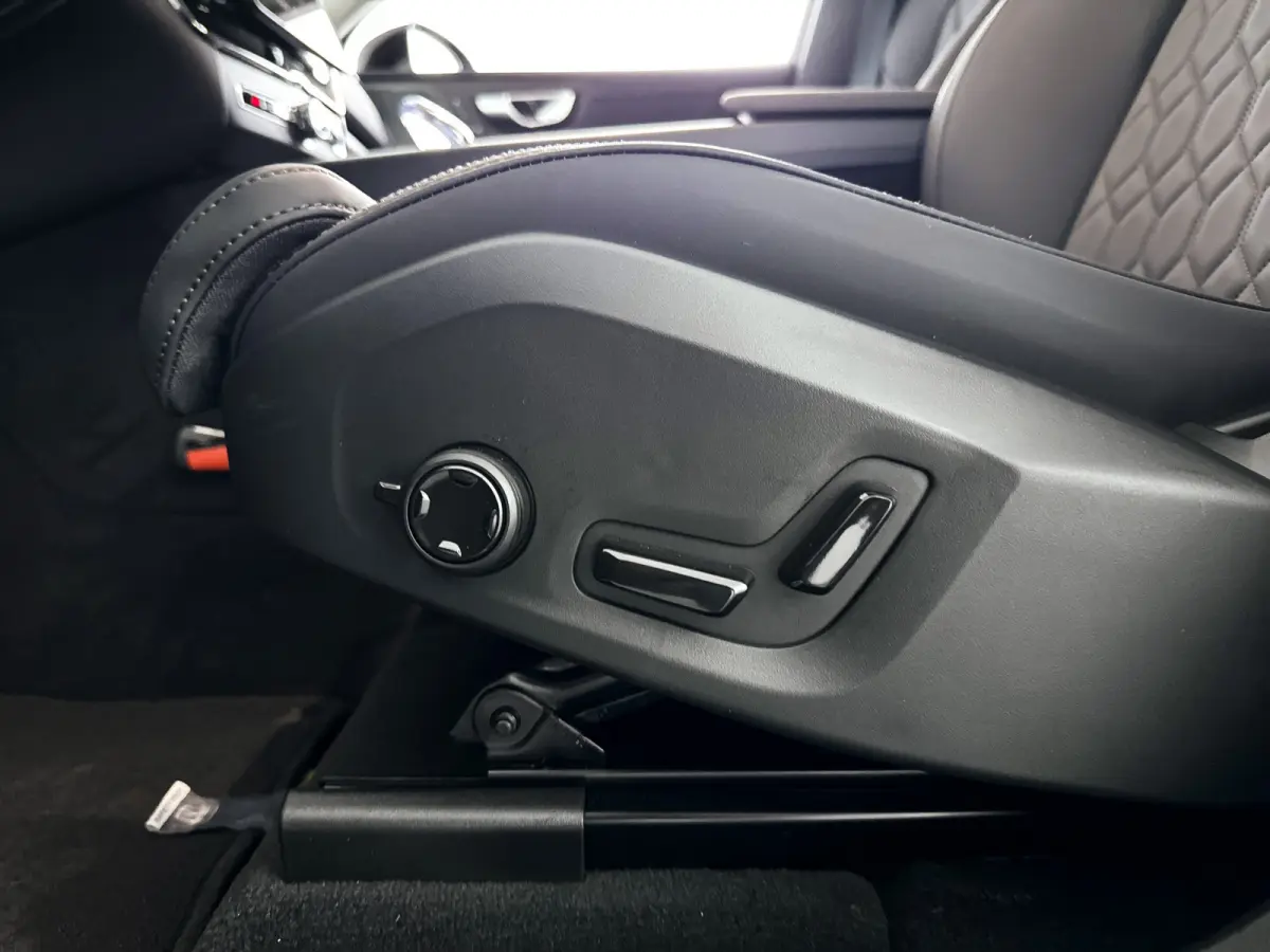 T6 Plug-in hybrid AWD Ultra Dark | Panoramadak | 360° camera | Head-up display | Luchtvering | Harman Kardon | Stoel- en stuurverwarming | Trekhaak