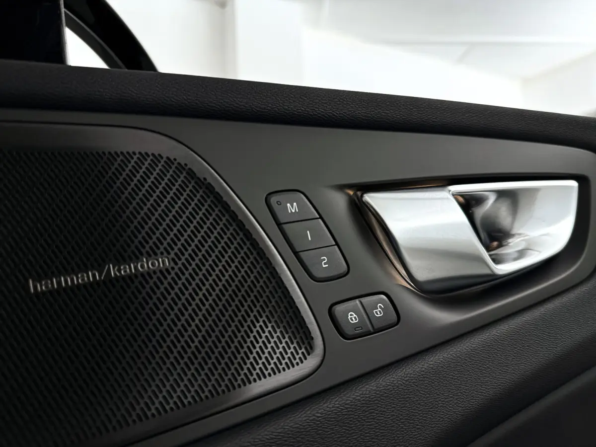 T6 Plug-in hybrid AWD Ultra Dark | Panoramadak | 360° camera | Head-up display | Luchtvering | Harman Kardon | Stoel- en stuurverwarming | Trekhaak