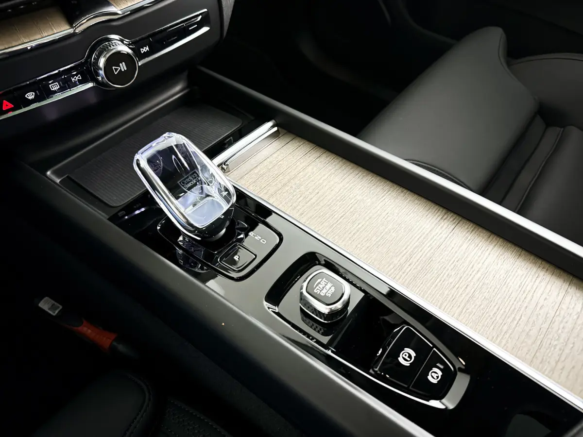 T6 Plug-in hybrid AWD Ultra Dark | Panoramadak | 360° camera | Head-up display | Luchtvering | Harman Kardon | Stoel- en stuurverwarming | Trekhaak