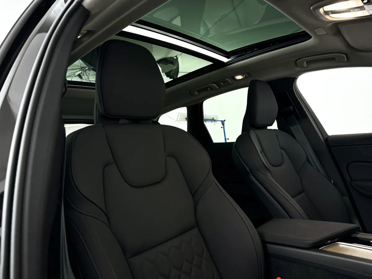 T6 Plug-in hybrid AWD Ultra Dark | Panoramadak | 360° camera | Head-up display | Luchtvering | Harman Kardon | Stoel- en stuurverwarming | Trekhaak