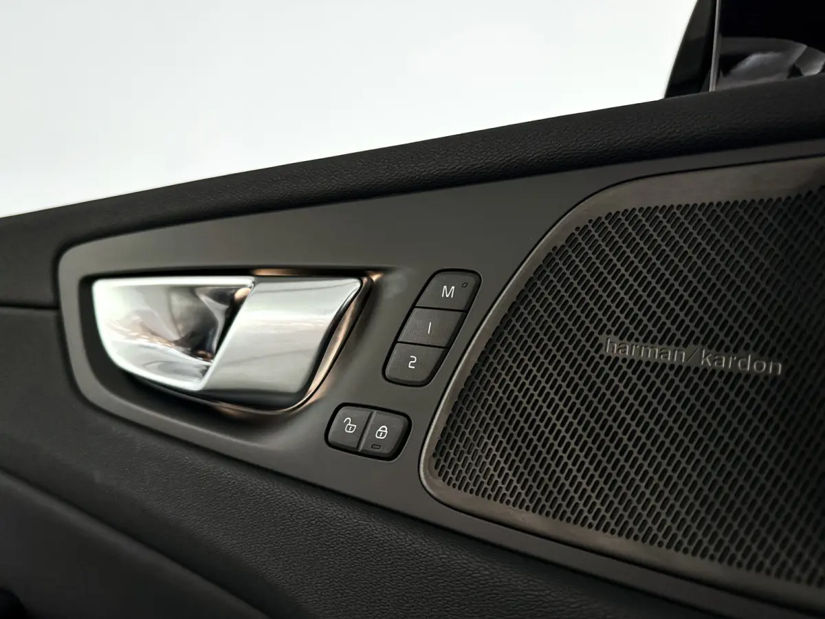 T6 Plug-in hybrid AWD Ultra Dark | Panoramadak | 360° camera | Head-up display | Luchtvering | Harman Kardon | Stoel- en stuurverwarming | Trekhaak
