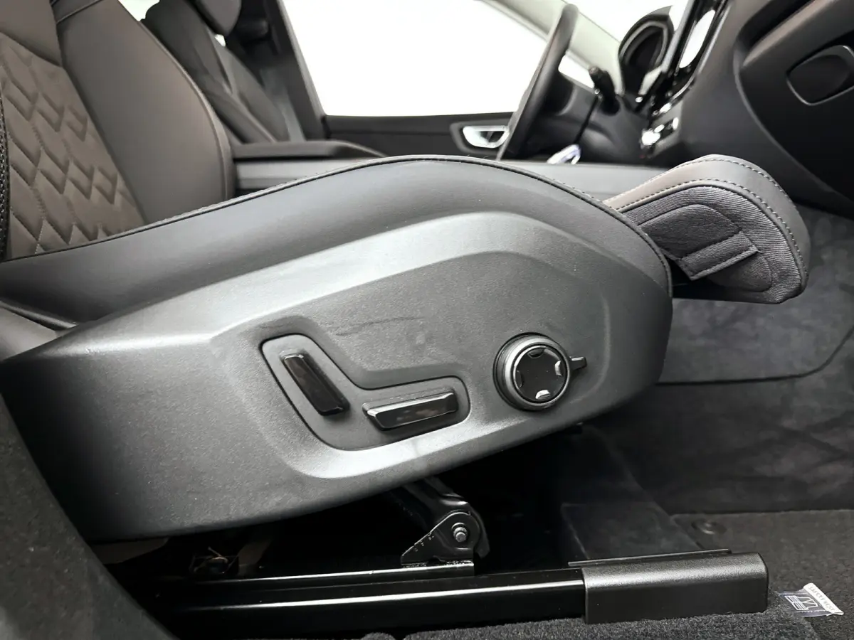 T6 Plug-in hybrid AWD Ultra Dark | Panoramadak | 360° camera | Head-up display | Luchtvering | Harman Kardon | Stoel- en stuurverwarming | Trekhaak