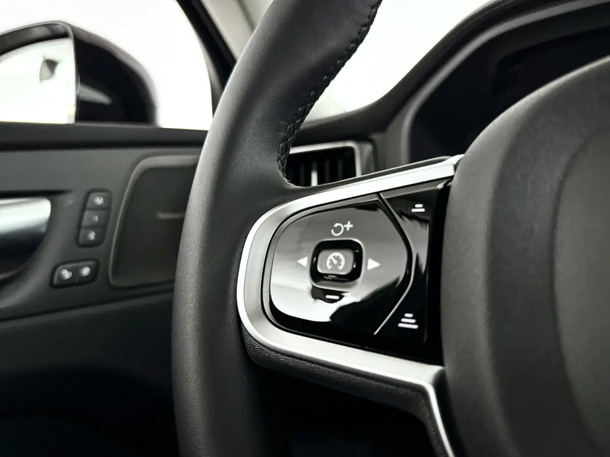 T6 Plug-in hybrid AWD Ultra Dark | Panoramadak | 360° camera | Head-up display | Luchtvering | Harman Kardon | Stoel- en stuurverwarming | Trekhaak